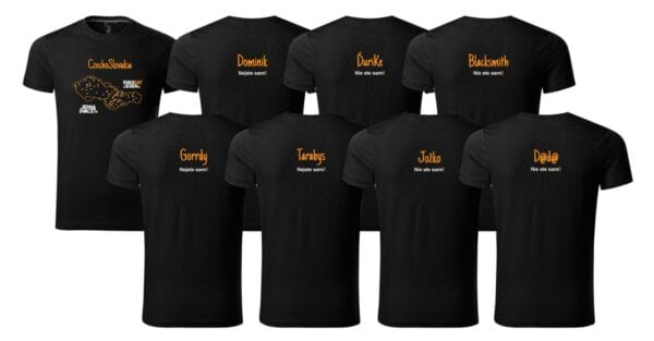 Czechoslovakia02 Osem čiernych tričiek ČESKOSLOVENSKO, jedno s prednou potlačou textu a mapy, ostatné ukazujú vzadu mená a "Nis ubn sami!".