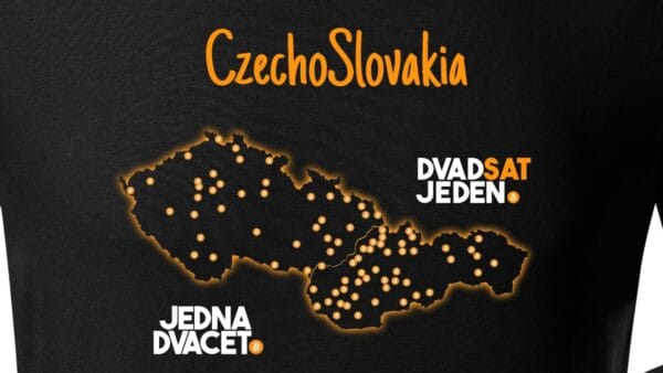Czechoslovakia05 Čierne tričko s obrysom mapy Československa, oranžové body, nápis "CzechoSlovakia" hore a "JEDNA DVACET", "DVADSAT JEDEN" dolu.